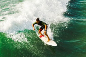 kaiyun网站-滑雪公开赛青少年组竞争激烈雪场人气旺，全国青少年夏季滑雪挑战赛直播