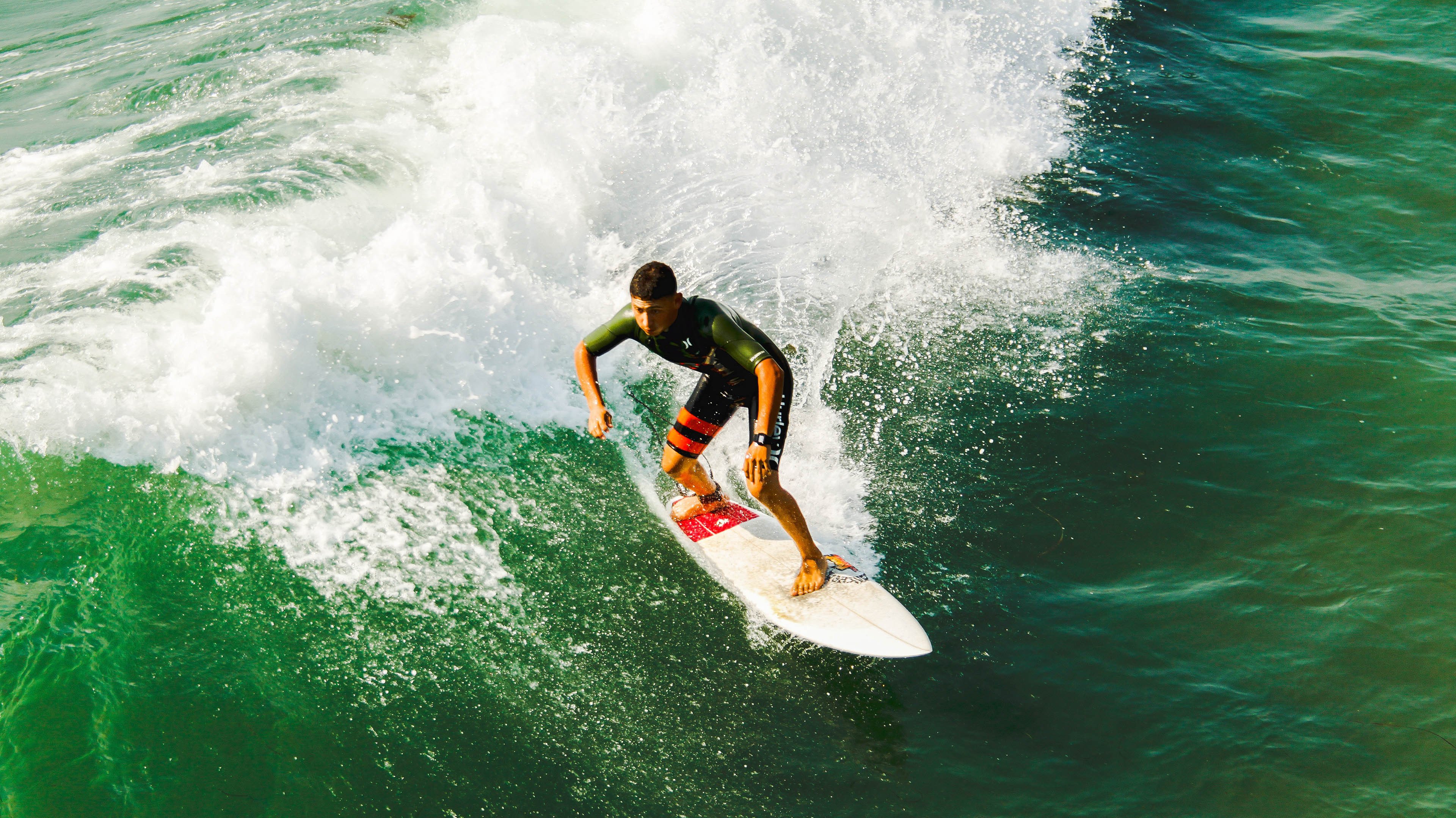 滑雪公开赛青少年组竞争激烈雪场人气旺,全国青少年夏季滑雪挑战赛直播