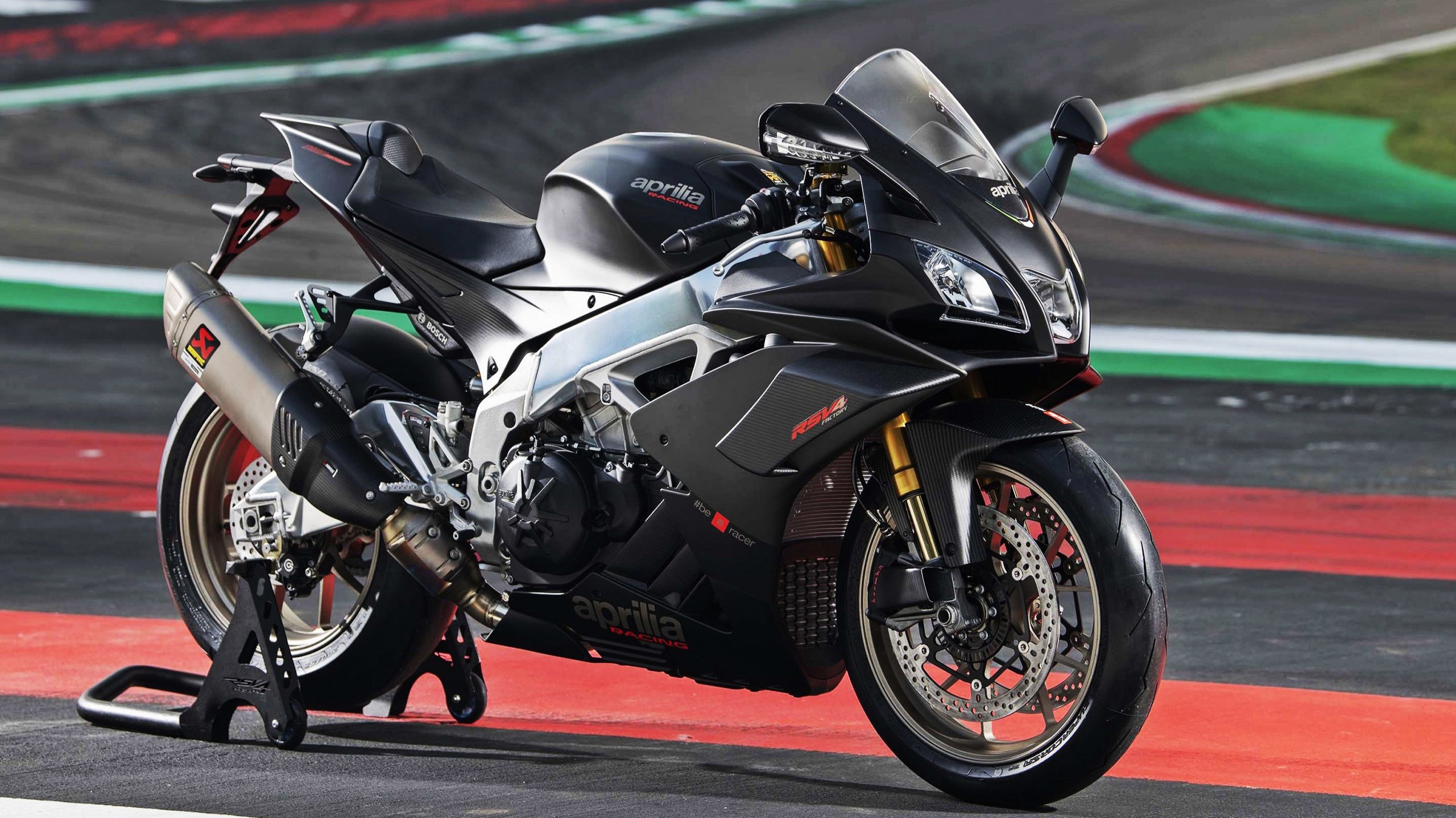 防守型中场撑起拦截屏障,防守型中场是后腰么