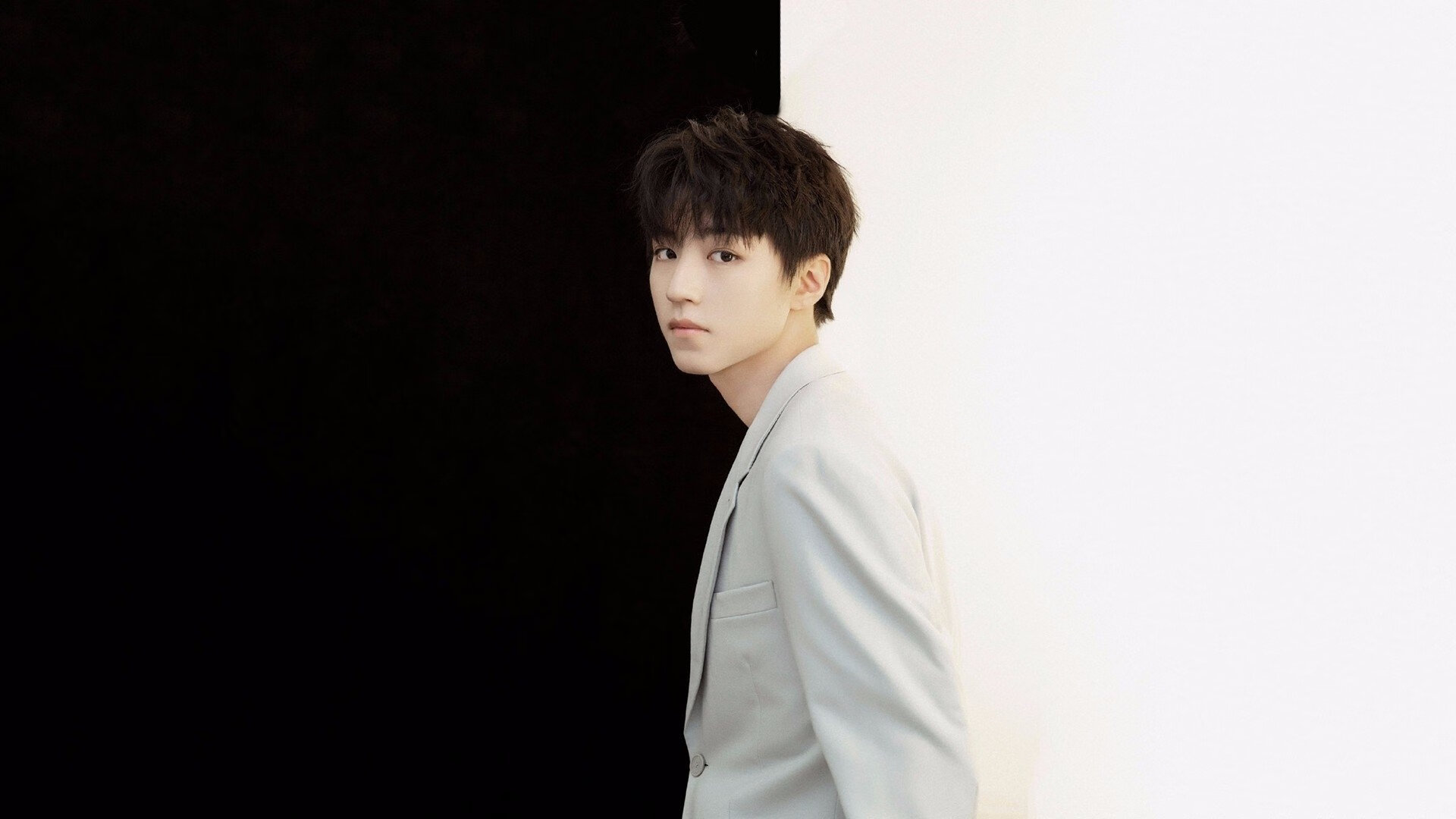 疫情后首次大规模国际足球比赛观众重返赛场,氛围火爆,因疫情影响足球比赛单场换人名额增至4人